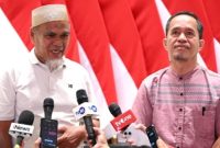 Dua guru asal Kabupaten Luwu Utara, Sulawesi Selatan, yaitu Drs. Abdul Moeis dan Drs. Rasnal, M.Pd, memberikan keterangan pers kepada awak media usai menerima surat rehabilitasi dari Presiden Prabowo Subianto pada Kamis, 13 November 2025, di Pangkalan TNI AU Halim Perdanakusuma Jakarta Foto: BPMI Setpres/Kris