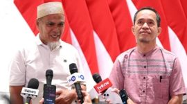 Dua guru asal Kabupaten Luwu Utara, Sulawesi Selatan, yaitu Drs. Abdul Moeis dan Drs. Rasnal, M.Pd, memberikan keterangan pers kepada awak media usai menerima surat rehabilitasi dari Presiden Prabowo Subianto pada Kamis, 13 November 2025, di Pangkalan TNI AU Halim Perdanakusuma Jakarta Foto: BPMI Setpres/Kris
