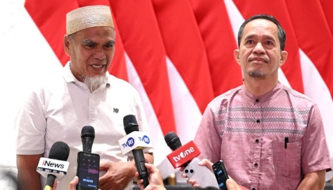 Dua guru asal Kabupaten Luwu Utara, Sulawesi Selatan, yaitu Drs. Abdul Moeis dan Drs. Rasnal, M.Pd, memberikan keterangan pers kepada awak media usai menerima surat rehabilitasi dari Presiden Prabowo Subianto pada Kamis, 13 November 2025, di Pangkalan TNI AU Halim Perdanakusuma Jakarta Foto: BPMI Setpres/Kris