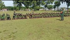 Babinsa Desa Guworejo Serma Sumartana memberikan materi tentang makna lambang negara Garuda Pancasila kepada siswa SMK Binawiyata, Kecamatan Karangmalang, Sragen, Kamis (13/11/2025).