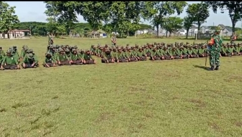 Babinsa Desa Guworejo Serma Sumartana memberikan materi tentang makna lambang negara Garuda Pancasila kepada siswa SMK Binawiyata, Kecamatan Karangmalang, Sragen, Kamis (13/11/2025).