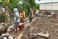 Babinsa Koramil 13/Nogosari Serka Siswanto bersama warga Desa Sembungan bergotong royong membangun Koperasi Desa Kelurahan Merah Putih (KDKMP), Rabu (13/11/2025).