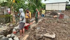 Babinsa Koramil 13/Nogosari Serka Siswanto bersama warga Desa Sembungan bergotong royong membangun Koperasi Desa Kelurahan Merah Putih (KDKMP), Rabu (13/11/2025).