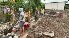 Babinsa Koramil 13/Nogosari Serka Siswanto bersama warga Desa Sembungan bergotong royong membangun Koperasi Desa Kelurahan Merah Putih (KDKMP), Rabu (13/11/2025).