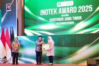 Bupati Banyuwangi Ipuk Fiestiandani menerima tiga penghargaan Inotek Award 2025 dari Wakil Gubernur Jawa Timur Emil Elistianto Dardak di Surabaya.