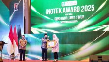 Bupati Banyuwangi Ipuk Fiestiandani menerima tiga penghargaan Inotek Award 2025 dari Wakil Gubernur Jawa Timur Emil Elistianto Dardak di Surabaya.