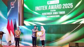 Bupati Banyuwangi Ipuk Fiestiandani menerima tiga penghargaan Inotek Award 2025 dari Wakil Gubernur Jawa Timur Emil Elistianto Dardak di Surabaya.