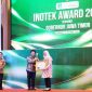 Bupati Banyuwangi Ipuk Fiestiandani menerima tiga penghargaan Inotek Award 2025 dari Wakil Gubernur Jawa Timur Emil Elistianto Dardak di Surabaya.