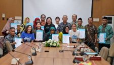 Penandatanganan MoU Plastic Clever School Program antara Pemkot Surabaya dan CommonSeas Inggris di Ruang Kartini, Dispendik Surabaya.