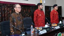 Bupati Sumenep Achmad Fauzi Wongsojudo saat memberikan arahan dalam FGD Evaluasi Pengelolaan Keuangan dan Pembangunan Desa 2025.