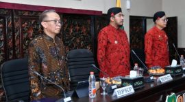 Bupati Sumenep Achmad Fauzi Wongsojudo saat memberikan arahan dalam FGD Evaluasi Pengelolaan Keuangan dan Pembangunan Desa 2025.