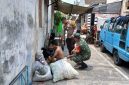 Babinsa Kratonan Koptu Resbiyanto saat melakukan Komsos dengan pengepul barang bekas di Kratonan, Serengan, Surakarta.