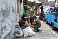 Babinsa Kratonan Koptu Resbiyanto saat melakukan Komsos dengan pengepul barang bekas di Kratonan, Serengan, Surakarta.