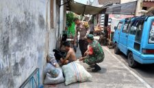 Babinsa Kratonan Koptu Resbiyanto saat melakukan Komsos dengan pengepul barang bekas di Kratonan, Serengan, Surakarta.