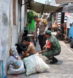 Babinsa Kratonan Jalin Komsos dengan Pengepul Barang Bekas, Ajak Jaga Kebersihan dan Patuh Hukum