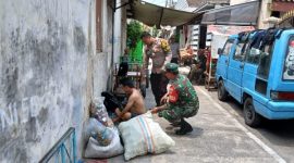 Babinsa Kratonan Koptu Resbiyanto saat melakukan Komsos dengan pengepul barang bekas di Kratonan, Serengan, Surakarta.
