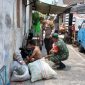 Babinsa Kratonan Koptu Resbiyanto saat melakukan Komsos dengan pengepul barang bekas di Kratonan, Serengan, Surakarta.