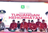Bupati Sumenep Achmad Fauzi Wongsojudo pada saat acara penyerahan tunjangan kehormatan guru ngaji di Pendopo Agung Keraton Sumenep.