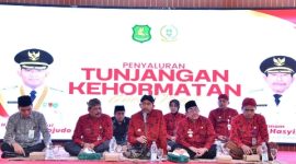 Bupati Sumenep Achmad Fauzi Wongsojudo pada saat acara penyerahan tunjangan kehormatan guru ngaji di Pendopo Agung Keraton Sumenep.