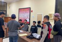 Petugas Satuan Samapta Polres Sumenep menunjukkan barang bukti ribuan Pil “Y” hasil pengungkapan di Kelurahan Pajagalan.