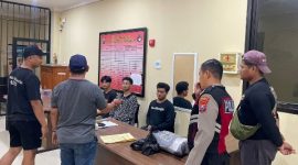 Petugas Satuan Samapta Polres Sumenep menunjukkan barang bukti ribuan Pil “Y” hasil pengungkapan di Kelurahan Pajagalan.