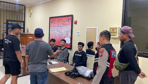 Petugas Satuan Samapta Polres Sumenep menunjukkan barang bukti ribuan Pil “Y” hasil pengungkapan di Kelurahan Pajagalan.