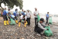 Relawan, jajaran pemkab, dan komunitas lingkungan membersihkan sampah di pesisir Sampangan, Muncar.