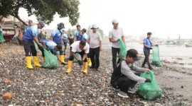 Relawan, jajaran pemkab, dan komunitas lingkungan membersihkan sampah di pesisir Sampangan, Muncar.
