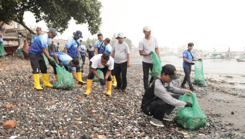 Relawan, jajaran pemkab, dan komunitas lingkungan membersihkan sampah di pesisir Sampangan, Muncar.