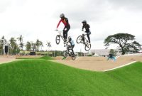 Sejumlah rider melaju di lintasan Sirkuit BMX Muncar Banyuwangi pada ajang Banyuwangi BMX Supercross 2025.