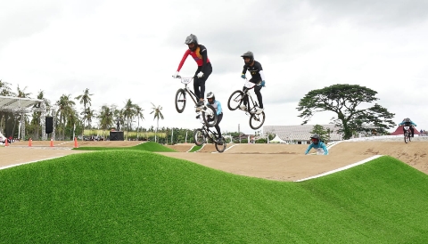 Sejumlah rider melaju di lintasan Sirkuit BMX Muncar Banyuwangi pada ajang Banyuwangi BMX Supercross 2025.