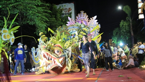 Penampilan beragam kesenian tradisional dan parade budaya di sepanjang GOR Mastrip hingga SMK Negeri 2 Kota Probolinggo.