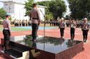Kapolres Sumenep memimpin upacara PTDH terhadap salah satu personel di halaman Mapolres.