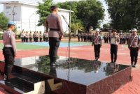 Kapolres Sumenep memimpin upacara PTDH terhadap salah satu personel di halaman Mapolres.