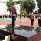 Kapolres Sumenep memimpin upacara PTDH terhadap salah satu personel di halaman Mapolres.