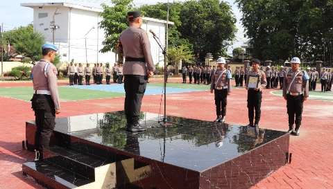 Kapolres Sumenep memimpin upacara PTDH terhadap salah satu personel di halaman Mapolres.