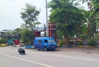 Petugas Siaran Keliling Diskominfo Sumenep menyampaikan imbauan kebersihan saluran air di area perkotaan.