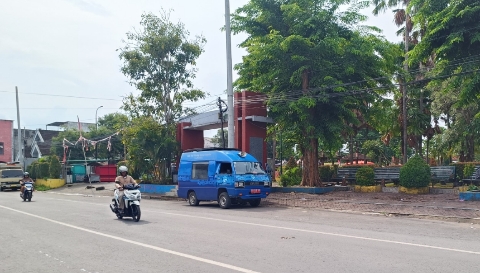 Petugas Siaran Keliling Diskominfo Sumenep menyampaikan imbauan kebersihan saluran air di area perkotaan.