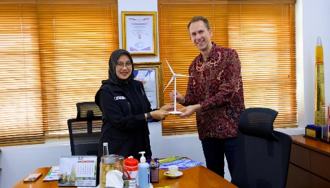 Bupati Banyuwangi bersama perwakilan perusahaan energi Jerman membahas rencana pembangunan PLTB.