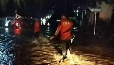 Petugas gabungan BPBD, PU Pengairan, dan TNI-Polri menangani genangan dan luapan sungai di wilayah Banyuwangi.