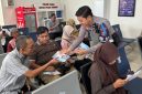 Petugas Satlantas Polres Sumenep membagikan brosur dan memberikan edukasi keselamatan berlalu lintas kepada masyarakat di Satpas Sumenep.