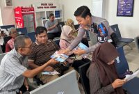 Petugas Satlantas Polres Sumenep membagikan brosur dan memberikan edukasi keselamatan berlalu lintas kepada masyarakat di Satpas Sumenep.