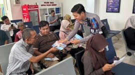 Petugas Satlantas Polres Sumenep membagikan brosur dan memberikan edukasi keselamatan berlalu lintas kepada masyarakat di Satpas Sumenep.