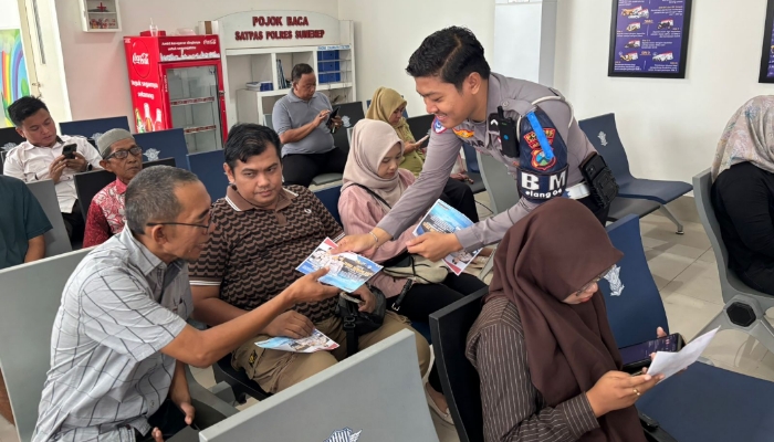 Petugas Satlantas Polres Sumenep membagikan brosur dan memberikan edukasi keselamatan berlalu lintas kepada masyarakat di Satpas Sumenep.