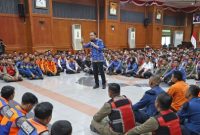 Wali Kota Surabaya Eri Cahyadi memberikan pengarahan kepada ratusan petugas PRJ di Graha Sawunggaling.