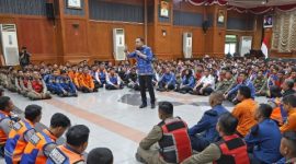 Wali Kota Surabaya Eri Cahyadi memberikan pengarahan kepada ratusan petugas PRJ di Graha Sawunggaling.