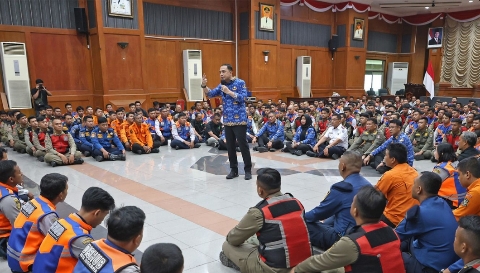 Wali Kota Surabaya Eri Cahyadi memberikan pengarahan kepada ratusan petugas PRJ di Graha Sawunggaling.