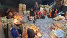 Petugas DLH Lumajang melakukan verifikasi proses produksi kerupuk di UMKM milik Tedi, Desa Tempeh Tengah.