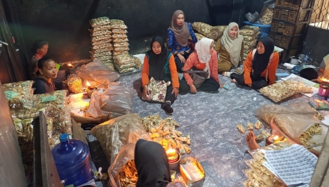 Petugas DLH Lumajang melakukan verifikasi proses produksi kerupuk di UMKM milik Tedi, Desa Tempeh Tengah.