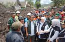 Bupati Lumajang Indah Amperawati dan Gubernur Jawa Timur Khofifah Indar Parawansa saat meninjau lokasi terdampak erupsi Gunung Semeru.